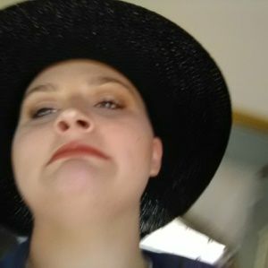 Meet your Posher, Hali